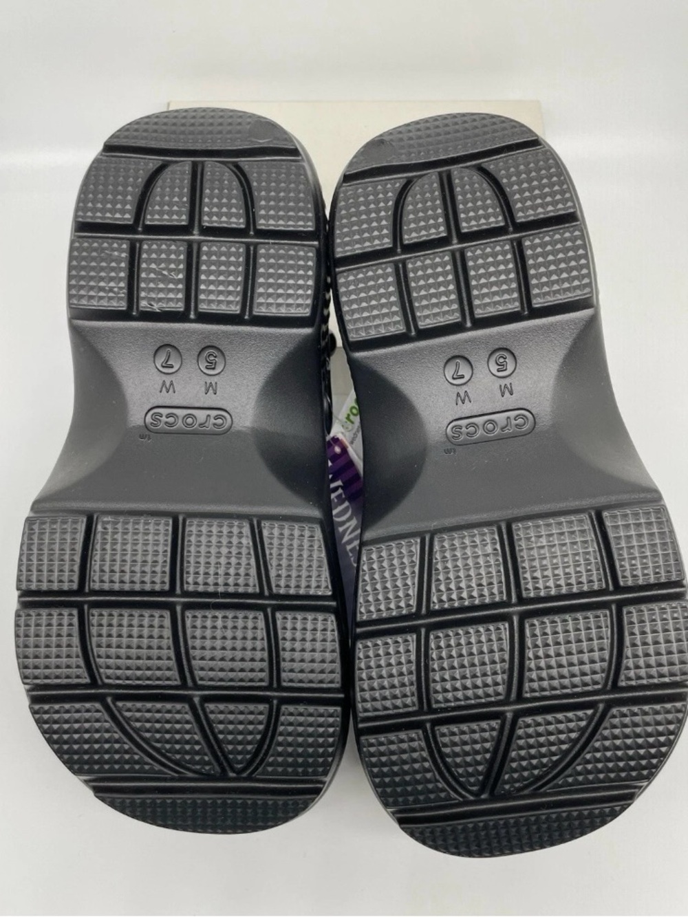 NWT Crocs X Wednesday Addams Stomp Clog Woman’s Size 7 - Thing & Chello Jibbitz - Picture 6 of 9